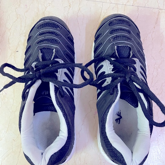 Vijayanti Badminton Shoes in Size UK 6 black colour - Picture 2 of 6